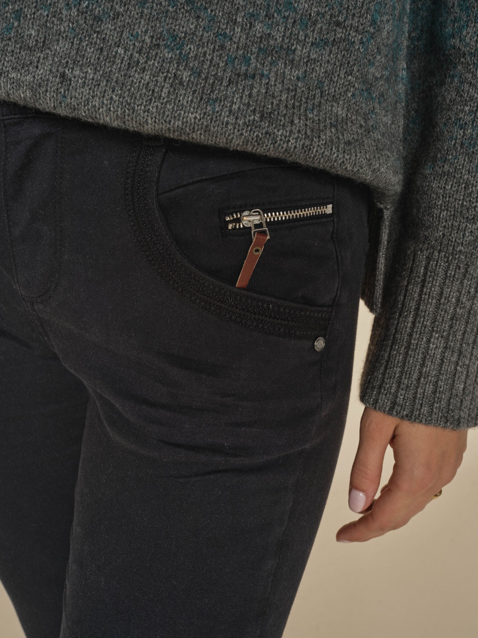 Modelshot / Salute Navy / Detail